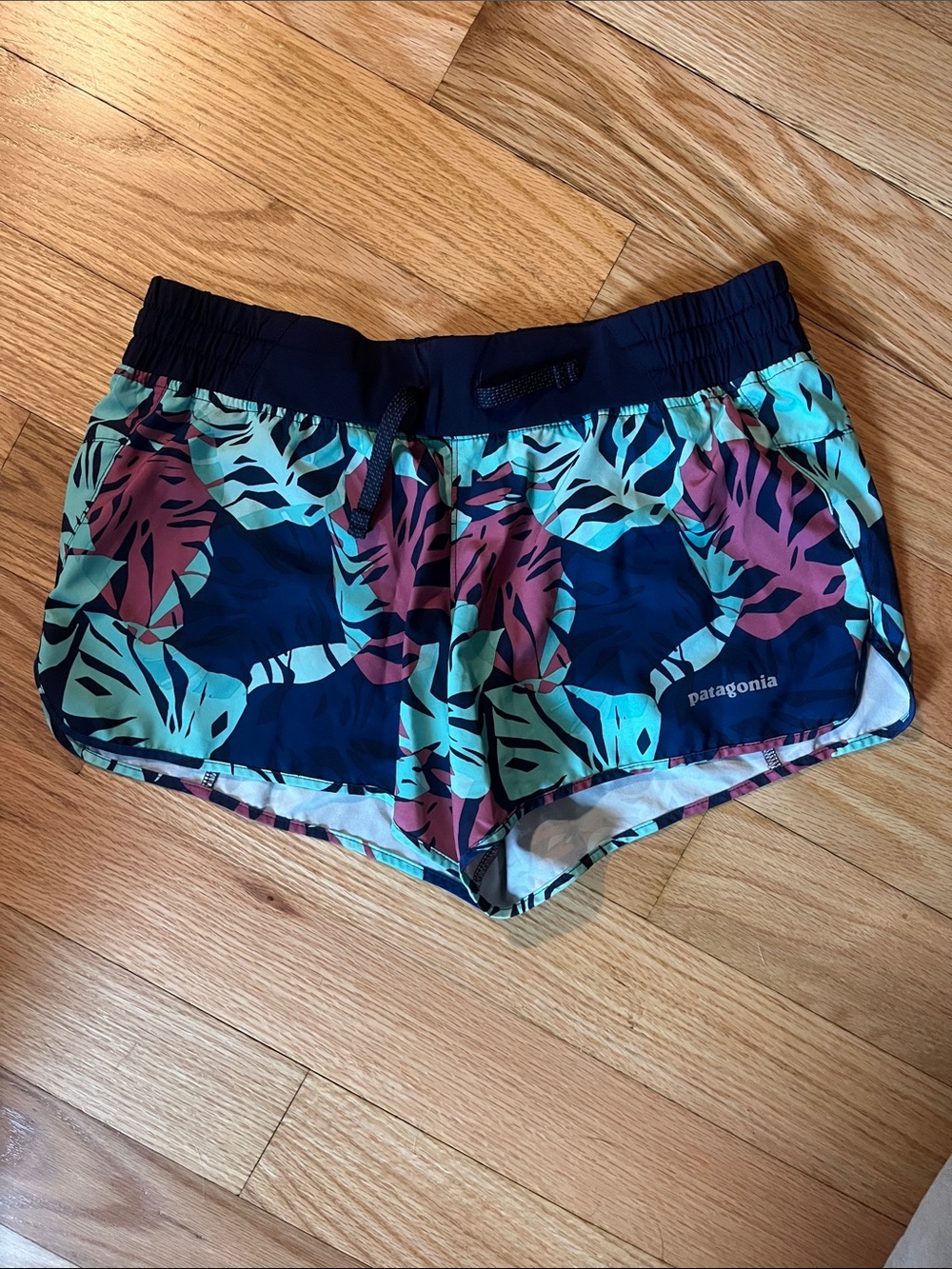 Patagonia Women’s Navy Tropical Leaf Athletic Shorts w/ Liner and Pocket Size S